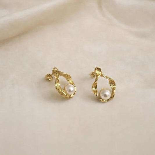 Elegant Pearl Drop Earrings – 18K Gold Plated