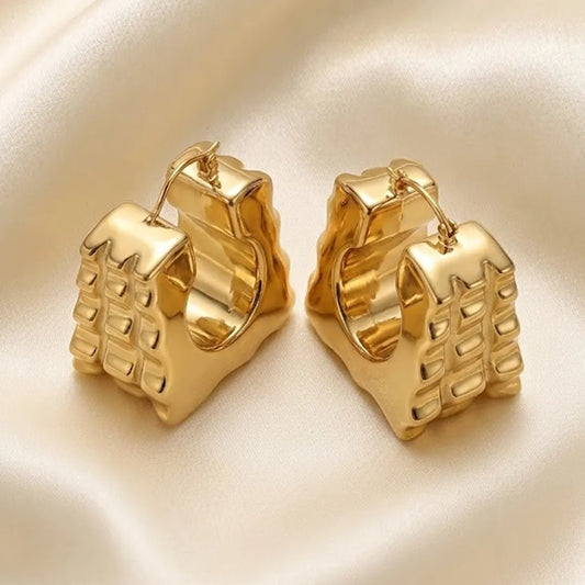 High-quality, durable, waterproof 18k gold-plated hoop earrings